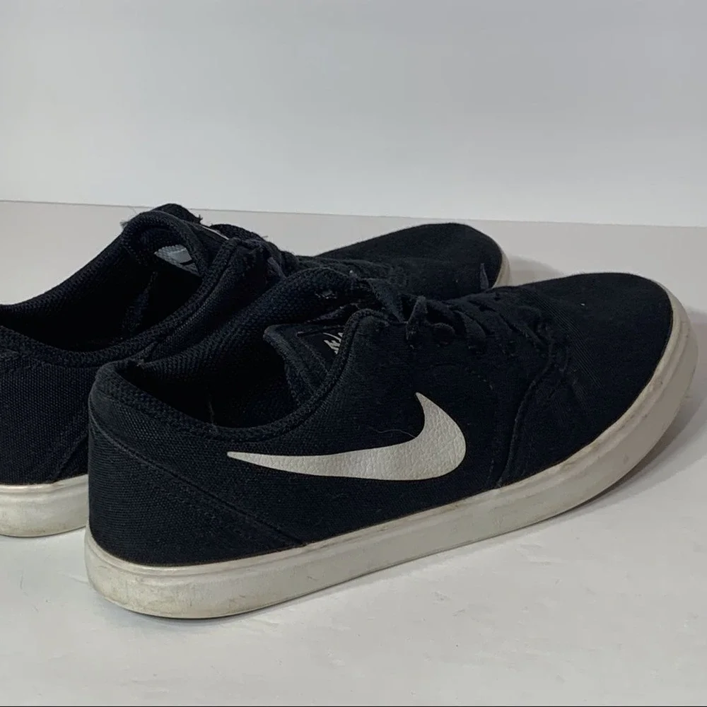 EUC Nike Black and White Canvas‎ Sneakers